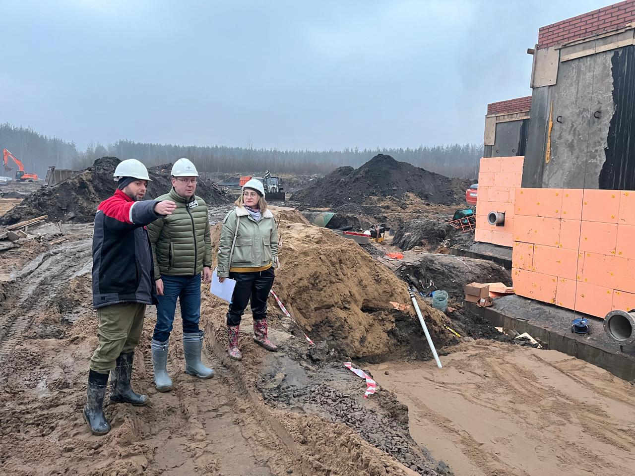 Новостройкам Ленобласти — своевременное обеспечение коммуникациями.  В поселке Ковалево, где возводится масштабный жилой комплекс на миллион квадратных метров жилья, завершается прокладка инженерных коммуникаций за счет инфраструктурного бюджетного кредита. Уже выполнено строительство сетей водоснабжения протяженностью 7,1 км, они подключены с магистральному водопроводу. Проложены сети канализации протяженностью более 9 км, в том числе закрытый переход под Колтушским шоссе. Готовность сетей водоснабжения и водоотведения  — 99%.   Также близится к финалу строительство канализационной насосной станции: смонтированы напорные трубопроводы, включая запорную арматуру, и все емкости. Ведется установка оборудования. Работы ведет ООО «Специализированный застройщик «ЛСР».ЛО» с последующей передачей построенных объектов инженерной инфраструктуры в собственность Ленинградской области. Завершение — уже в этом декабре.