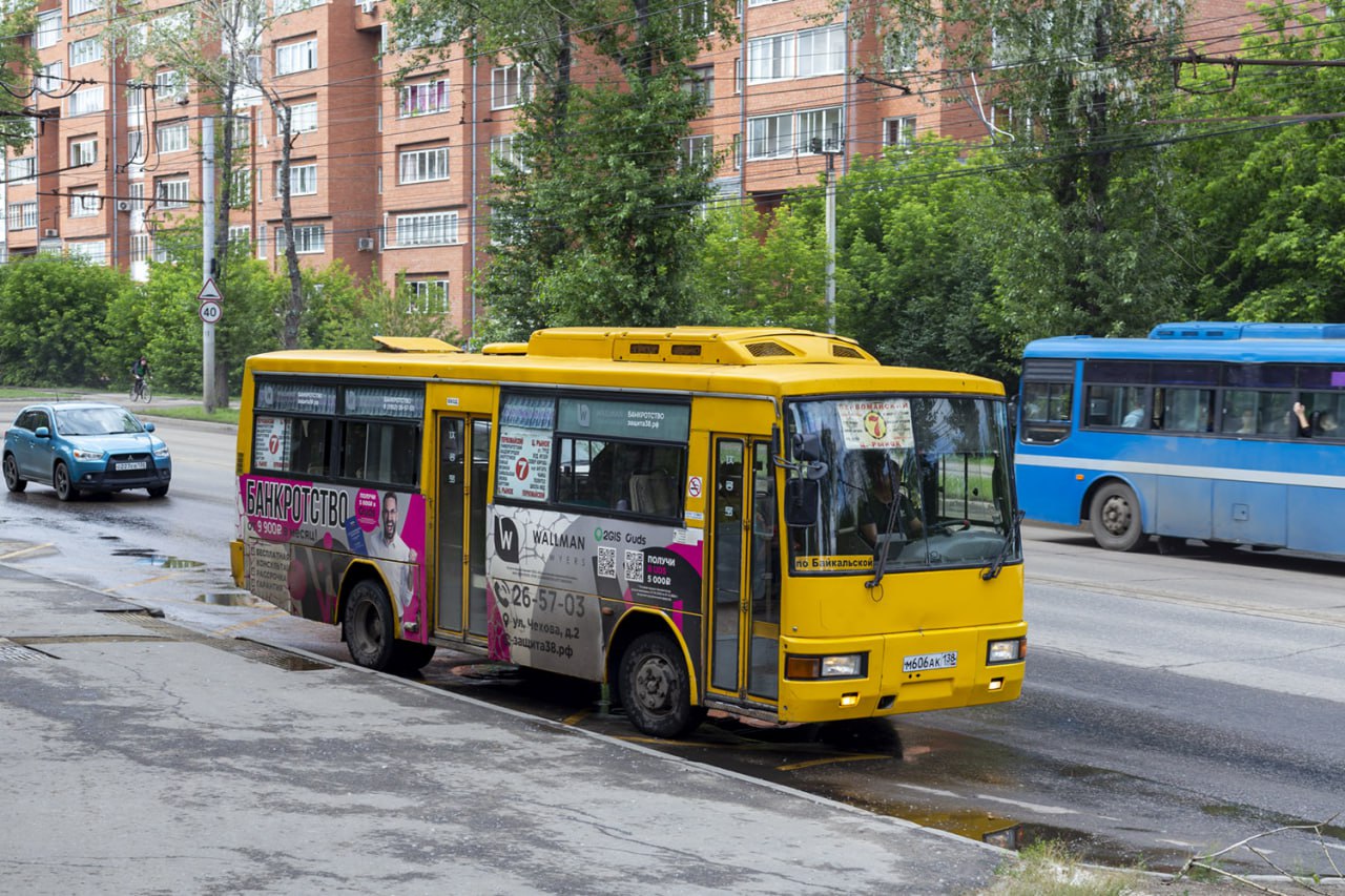 Сокращение ждет также и маршрутную сеть автобусов Но не такое масштабное как подается в СМИ Якобы планируется отменить более 50 маршрутов автобусов сейчас в городе всего около 65 ДЕЙСТВУЮЩИХ автобусных маршрутов На самом деле большая часть из списка маршрутов которые были показаны отменяется только в рамках документа планирования с одновременным установление такого же маршрута с измененными параметрами Настоящей отмене подвергнутся следующие маршруты 3 дублирует маршруты 80 и 90 очень хочется посмотреть как его будут отменять и как будет перевозчик реагировать на это 7к фактически не работает с 2024 года 16к дублирующий маршруты 16 16с 56 417 20 фактически не работает с 2024 года 28 до Цирка фактически не работает с 2023 года 41 ни разу не работал 47 ни разу не работал 53 почти не работал 65 дублирующий маршруты 14 и 66 99 не работает с 2019 года В целом такая отмена вопросов не вызывает за исключением маршрута 3 на котором работает довольно мощный перевозчик с выпуском до 20 автобусов большого и среднего классов Все остальные маршруты в том или ином виде сохраняются либо изменяются
