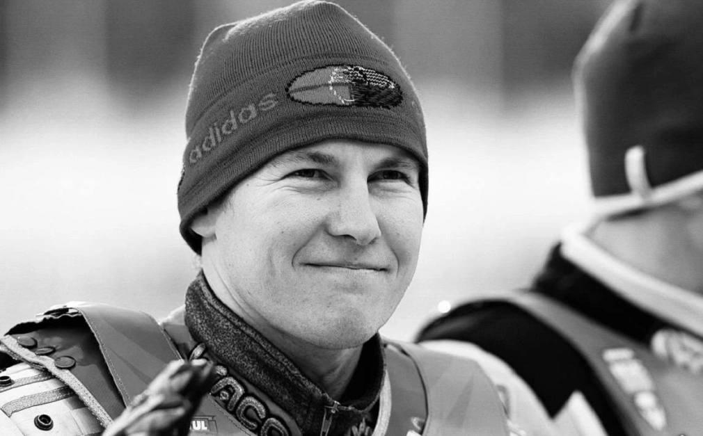 Чемпион мира по мотогонкам Николай Красников погиб в ДТП в Башкирии Чемпион мира по мотогонкам на льду Николай Красников погиб в аварии в Кушнаренковском районе Башкирии. Об этом сообщили в Центре технических видов спорта имени Габдрахмана Кадырова, где Красников был председателем правления и главным тренером. Вице-премьер — министр спорта Башкирии Руслан Хабибов назвал гибель Красникова огромной утратой для отечественного спорта и всей республики. «Сегодня утром не стало восьмикратного чемпиона мира в личном зачёте, двенадцатикратного чемпиона мира в командном зачёте, многократного чемпиона и обладателя кубка России по мотогонкам на льду Николая Красникова. Соболезнования семье и близким Николая Олеговича. Это огромная утрата для отечественного мотоспорта и для всех нас», — сказал Хабибов. По данным Госавтоинспекции региона, ДТП произошло около трех часов ночи 16 июня на 69-м километре трассы Р-240 на подъезде к трассе М-12 «Восток». Здесь столкнулись «Лада Гранта» и два встречных грузовика «Газель» и SITRAK. В результате аварии 40-летний водитель легковушки погиб на месте до приезда медиков. Обстоятельства ДТП выясняются. РБК-УФА