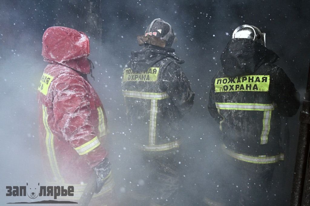 Один чуть не погиб от газа. В Норильске спасли из пожара в девятиэтажке 14 человек   Крупный пожар в девятиэтажном доме в Норильске едва не окончился трагедией, сообщили в краевом МЧС. Все произошло на выходных, в ночь на 16 февраля полыхнула одна из квартир на втором этаже по Лауреатов. Площадь пожара составила 23 квадратных метра. Пожарные спасли от беды 14 человек, один из которых едва не погиб, надышавшись газом.  Его госпитализировали. Пожар ликвидирован, предварительная причина - неосторожное обращение с огнем,  - рассказали спасатели.   ‍ Всего в крае за неделю ликвидировали 71 пожар, погиб 1 человек, травмы получили трое, а спасли 43 человек.  Если у вас есть интересные новости, пишите нам сюда –