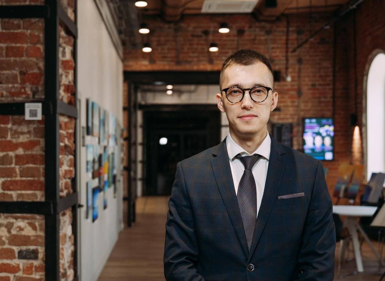 Губернатор назначил нового главу КРСУ Корпорацию развития Среднего Урала возглавил Денис Гарбузов сообщили в департаменте информполитики Свердловской области Ему 32 года С 2017 года Гарбузов работал в структурах особой экономической зоны Алабуга в том числе занимал должности директора департамента экономики и анализа рынков а также заместителя гендиректора по экономике и финансам В августе 2025 года он стал заместителем министра экономики и территориального развития Свердловской области директором департамента управления проектами Бывшему руководителю КРСУ Андрею Мисюре планируют предложить управленческую должность в правительстве области В конце января появилась информация о том что губернатор Денис Паслер предложил ему уйти на фоне переноса запуска фабрики микрочипов но Мисюра отказался Фото департамент информационной политики Свердловской области   Новости из Екатеринбурга