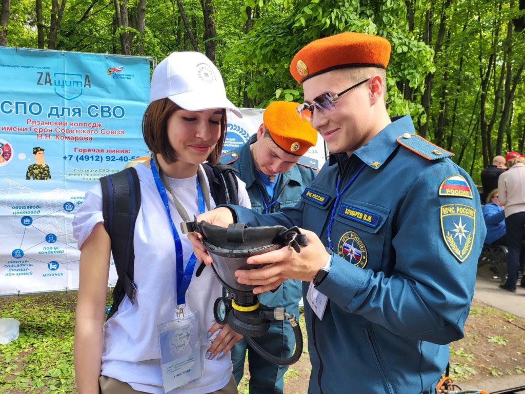 В Лесопарке прошел II Профориентационный фестиваль «Рязань молодёжная: ты в центре» Свои интерактивные тематические площадки разместили колледжи, вузы, работодатели. Министерство образования Рязанской области пригласило на фестиваль старшеклассников, которые в этом году завершают обучение в 9 и 11 классах. Со сцены участников приветствовала заместитель министра образования Ольга Васина. – Сегодня мы говорим только о том, что каждый выпускник школы должен определиться окончательно с тем, какую профессию он выберет, в какое учебное заведение Рязанской области хочет поступить. На профориентационном фестивале присутствуют школьники седьмых, восьмых и десятых классов. Им еще предстоит сделать выбор, но я думаю, что сегодняшнее знакомство с миром профессий станет для них ценным опытом, – сказала Ольга Васина. Ребят пригласили учиться в вузах ректор РГУ имени С.А.Есенина Дмитрий Боков и исполняющий обязанности ректора РГРТУ имени В.Ф.Уткина Сергей Банников. Руководители университетов посоветовали абитур...