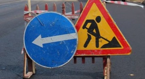 Движение временно ограничат на участке улицы Максима Горького в Пскове Об этом сообщили в пресс службе городской администрации С сегодняшнего дня и по 30 декабря для транспорта закроется одна полоса движения на участке улицы Максима Горького от улицы Красноармейская набережная до улицы Малясова На этом участке специалисты будут проводить дорожные работы