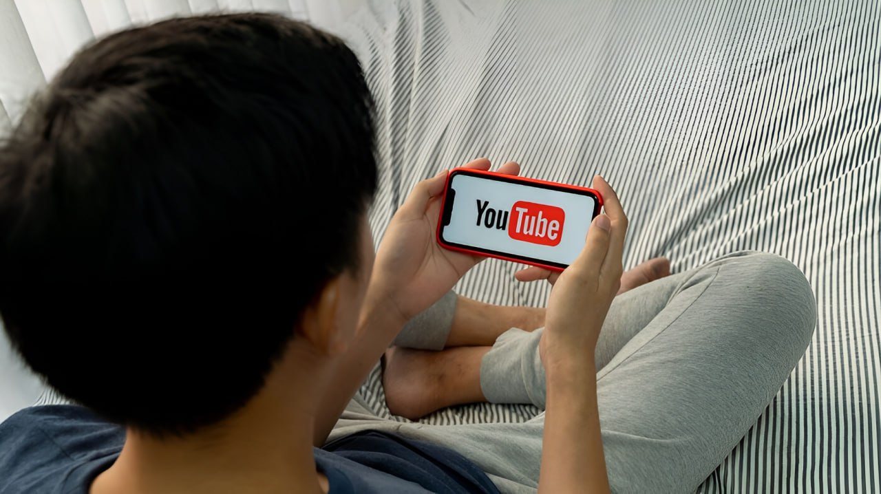 ИИ определит подростков на YouTube Платформа начнёт автоматически выявлять несовершеннолетних пользователей с помощью нейросети. Алгоритм будет ограничивать доступ к взрослому контенту, отключать персонализированную рекламу и вводить дополнительные меры защиты. Система стартует в США с 13 августа. rozetked.me/news/40657