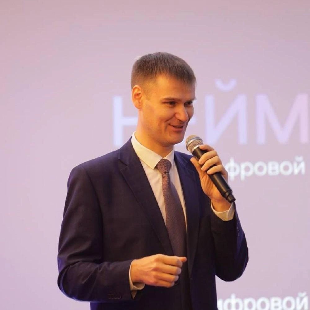 Глава Минобрнауки Михаил Пучков тоже ответил на жалобы школьников на запрет посещения туалетов во время уроков Пучков сообщил что такого запрета быть не должно поскольку это унижение человеческого достоинства А если ребенок захотел в уборную то все его мысли будут только об этом а не об уроке С другой стороны урок на то и урок ученик должен на нём присутствовать и это обязательное условие Поэтому выход и отсутствие ученика на уроке это нестандартная ситуация для образовательного процесса и учителя Ведь учитель и школа несут ответственность за ребёнка когда он находится на территории образовательной организации Что если в этот момент ребёнок получит травму Или что то сломает Для того чтобы сходить в туалет есть перемена высказался Пучков Чиновник резюмировал что начальникам управлений образования муниципалитетов поручили провести дополнительную работу с руководителями школ Подпишись на нас в МАХ Подпишись Предложи новость