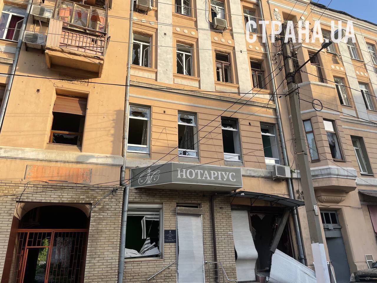 Вследствие ночного обстрела по Харькову повреждены восемь жилых домов, две больницы, включая роддом, и колледж.  Как отметил мэр города Игорь Терехов, сейчас в городе девять пострадавших.