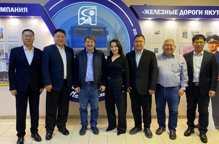 АК ЖДЯ и китайские гиганты наметили пути сотрудничества в условиях санкций 9 декабря в Якутске состоялась деловая встреча генерального директора АО АК ЖДЯ Василия Шимохина с делегацией из Китая состоящей из руководителей крупных ключевых компаний и корпораций В частности с руководителем китайской компании JG Tianjin Products Limited которая является одним из крупнейших внешнеторговых дистрибьютеров оборудования для энергетики и нефтегазовой отрасли а также участником международной торговли углем рудами нефтью и нефтепродуктами сжиженным природным и углеводородным газами Во встрече приняли участие ключевых китайских государственных корпораций TZCO производитель широкий спектр продукции тяжелого машиностроения для горнодобывающей промышленности железнодорожного транспорта строительства энергетики переработки грузов CPTDC машиностроительная дочерняя компания CNPC являющейся главной государственной нефтегазовой корпорацией Китая На встрече обсудили вопросы возможности поставок локомотивов и специализированной железнодорожной техники использующей СПГ в качестве топлива а также газотурбинных установок аналогичных применяемым в компании таких как ГТУ Capstone Также китайская сторона выразила заинтересованность в работе с угольной и нефтегазовой отраслями Якутии и в поставках технологического оборудования Отдельно была отмечена готовность к взаимодействию и сотрудничеству с учетом опыта работы в условиях международных санкций Встреча в Якутске знаменует собой качественно новый этап в международном сотрудничестве республики Готовность сторон работать с учетом санкционных реалий придает переговорам особую практическую ценность Подписывайтесь на ТР в MAX ВКонтакте Telegram