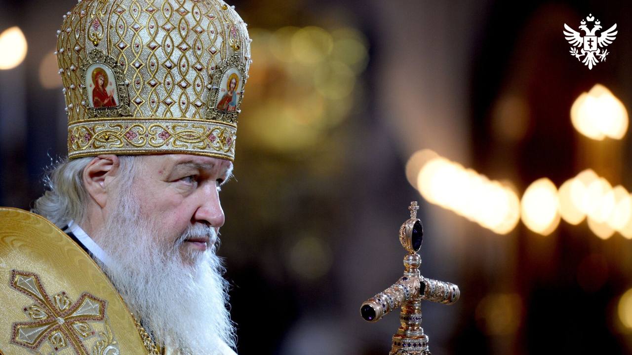 Патриарх Кирилл выразил соболезнования из за атаки ВСУ в Херсонской области Патриарх Московский и всея Руси Кирилл выразил соболезнования в связи с гибелью мирных людей из за атаки ВСУ в Херсонской области отметив жестокость и цинизм этого преступления Дорогие братья и сестры С глубокой болью в сердце узнал о трагических событиях произошедших в поселке Хорлы Херсонской области где в результате целенаправленной атаки беспилотных летательных аппаратов на кафе и гостиницу погибли и пострадали многие мирные жители Поражает особая жестокость и цинизм с которым был совершен данный террористический акт атака была совершена после предварительной разведки и в праздничное время когда в зданиях находилось большое количество мирных людей написал патриарх Кирилл По его словам подобные действия не могут иметь ни оправдания ни разумного объяснения и являются тяжким преступлением против человеческой жизни попранием нравственных основ на которых зиждется человеческое общество Сайт ВК ОК MAX Администрация Херсонская область VGA Kherson SALDO VGA