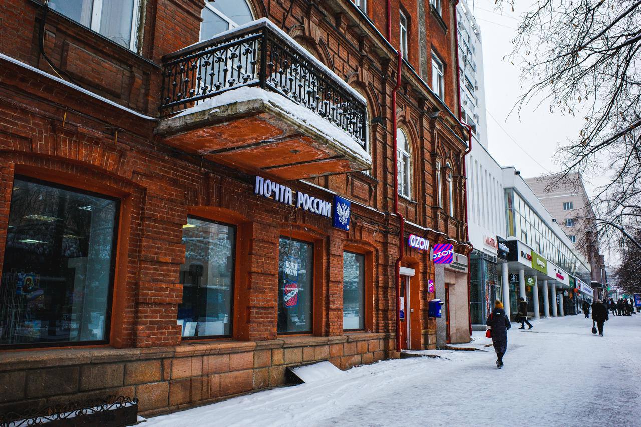 Жителей Челябинской области предупредили об изменения работы Почты России в праздничные дни 22 февраля отделения будут работать на час меньше 23 февраля работники большинства офисов не выйдут на работу В обычном режиме продолжат трудиться 22 отделения в Челябинске Магнитогорске Миассе и Верхнем Уфалее С 24 февраля работа вернётся к стандартному расписанию Пенсии и соцвыплаты доставят по согласованному графику тем у кого дата приходится на 22 23 февраля деньги перечислят досрочно с 19 по 21 число