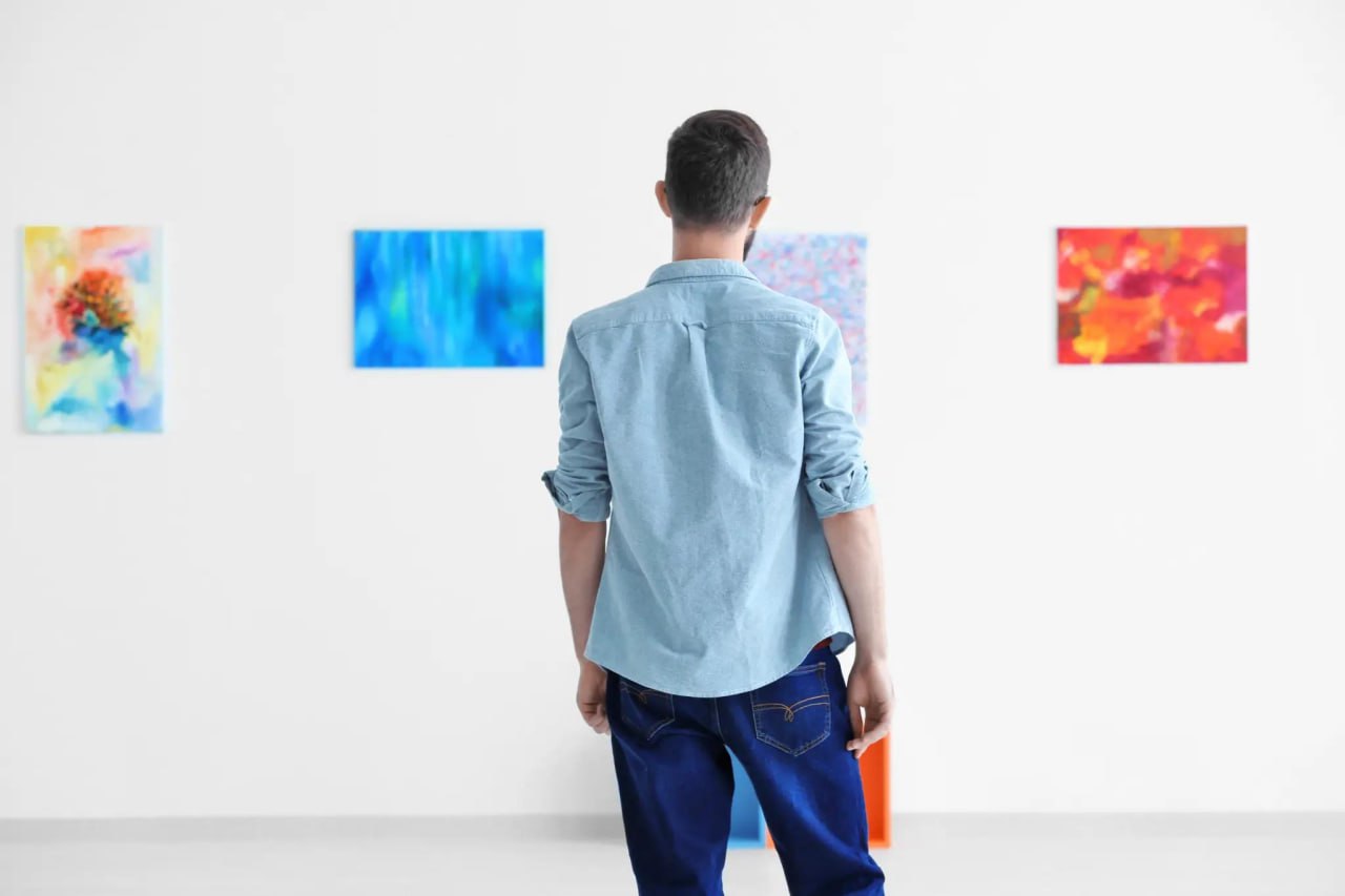 На Аляске студента арестовали за то что он съел ИИ рисунки на выставке таким образом он протестовал против нейросетевого искусства Он сорвал 57 из 160 работ со стены и начал поедать их прямо в галерее Ущерб оценили в 220 студента обвинили в хулиганстве