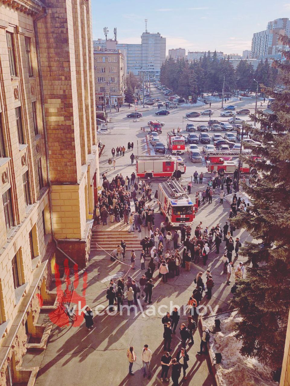 В ЮУрГУ эвакуация!   Сообщается, что сработала пожарная сигнализация.     Студенты и сотрудники вышли на улицу. На кадрах - площадь перед главным зданием университета.   В ГУ МЧС по Челябинской области сообщили, что выезжали на место происшествия, но тревога оказалась ложной.  Фото: Вадим Млоток; 1obl;    Ставь лайк и подписывайся на Агентство чрезвычайных новостей Челябинск