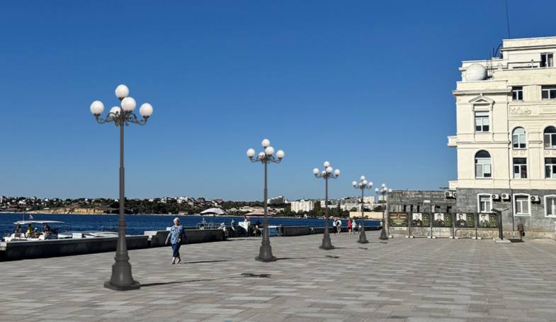 На архсовете под председательством губернатора Михаила Развожаева утвердили концепцию новых фонарей для Приморского бульвара Это будет современная интерпретация исторических форм Архитекторы проанализировали фонари разных эпох от XIX века до 1960 х годов Предпочтение отдано круглым светильникам на массивных чугунных опорах решению которое по мнению участников заседания гармонично вписывается в ансамбль каскада лестниц и главной набережной Проект отправлен на доработку с усилением требований к качеству материалов и защите от коррозии Итоговый вариант представят на следующем заседании архсовета В мае на заседании Правительства Севастополя губернатор поручил и о директора Горхоза Наталье Сергеевне Гуляевой убрать их и сделать всё по уму