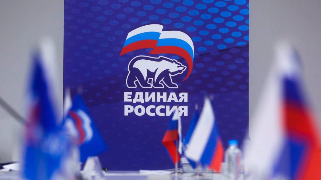 Приостановлены полномочия Виталия Артемова в качестве секретаря местного отделения и члена Президиума регионального политсовета Единой России Президиум регионального отделения Единой России приостановил полномочия Виталия Артемова в качестве секретаря местного отделения и члена Президиума регионального политического совета партии Как сообщается в группе реготделения партии в соцсетях основанием для приостановления полномочий стали многочисленные жалобы жителей города Рязани критика связанная с работой жилищно коммунального и дорожного хозяйства неэффективное управление муниципальными предприятиями и другие городские проблемы Решение принято в ходе заседания Президиума регионального политического совета Единой России которое состоялось 22 октября