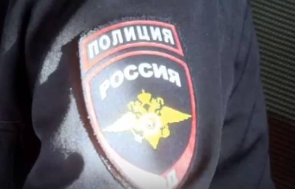 Житель Бурятии украл у бывшей жены кольцо стоимостью не менее 100 тысяч рублей Мужчина знал что это фамильная реликвия Потерпевшая 33 летняя жительница Прибайкальского района Она рассказала что в день когда кольцо исчезло из шкатулки в дом приходили друзья детей соседи а также бывший супруг Полицейские установили что последний и есть вор Мужчина признался что семейную реликвию сдал на переплавку