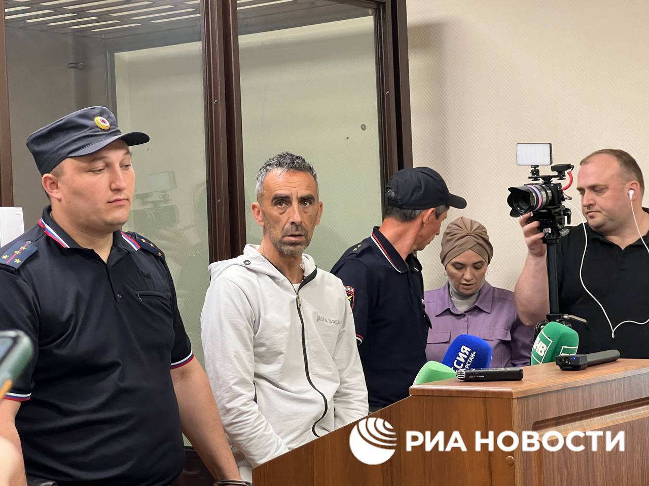 Суд Казани арестовал на два месяца гражданина Турции и Германии Мете Эцфела, которого обвиняют в жестоком убийстве супруги, передает корреспондент РИА Новости. Тело 35-летней женщины обнаружили в квартире в Кировском районе Казани в субботу. Эцфел после убийства несколько часов простоял на балконе, угрожая спрыгнуть, но в итоге был задержан. Вину он не признал.