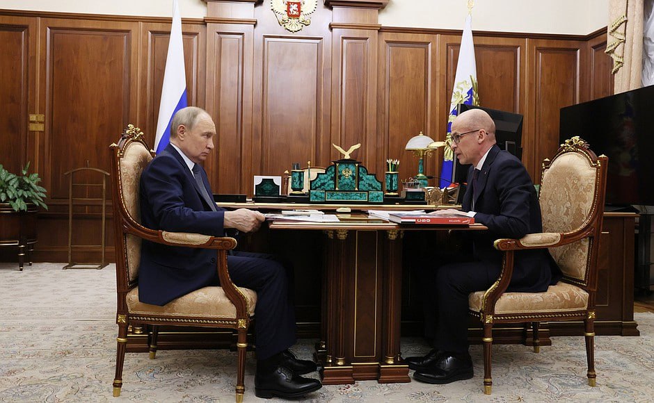 Бречалов и Путин обсудили экспорт и сельское хозяйство Удмуртии Глава Удмуртии Александр Бречалов во время рабочей поездки в Москву встретился с президентом России Владимиром Путиным, сообщила пресс-служба Кремля. Отрывок встречи продемонстрировал телеканал «Вести». Бречалов отметил во время беседы, что, несмотря на санкции, экспорт из Удмуртии в другие страны с 2023 года вырос почти вдвое. По словам главы Удмуртии, предприниматели республики открыли для себя новые рынки – африканские страны, государства юго-восточной Азии, Саудовскую Аравию. Во многом таких успехов в экспорте республика, по словам Бречалова, достигла благодаря развитию сельского хозяйства. «Еще 15 лет назад мой предшественник Александр Волков поставил цель увеличить производство молока в Удмуртии до 1 млн тонн в год. Мы достигли этого показателя», – рассказал Бречалов. Фото: пресс-служба Кремля #Удмуртия