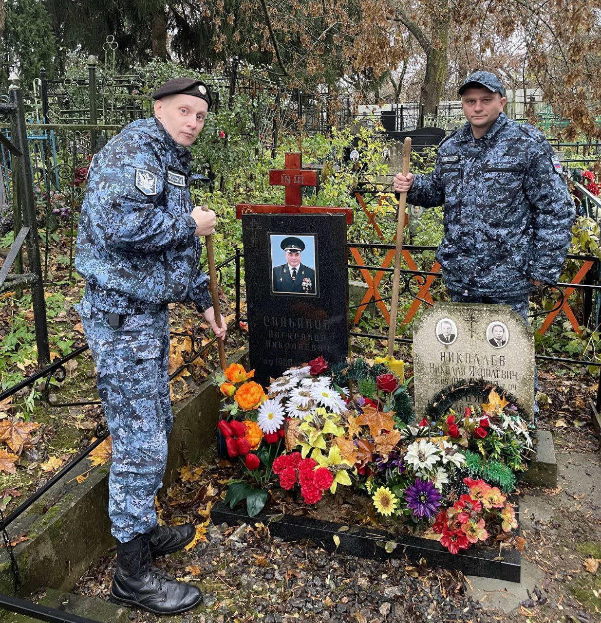 160 добрых дел В преддверии Дня судебного пристава сотрудники Коломенского районного отдела судебных приставов Главного управления ФССП России по Московской области почтили память ветерана Федеральной службы судебных приставов и убрались на его могиле Историю Александра Николаевича Сильянова читайте здесь