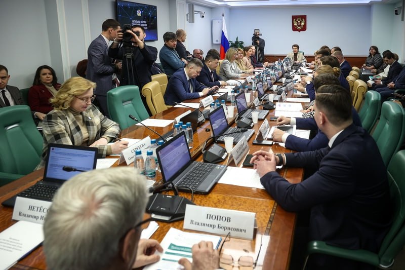 Строительство поликлиники в микрорайоне «Лазурный» в Воронеже поддержали в Совете Федерации РФ  С докладом выступил заместитель председателя правительства Воронежской области Владимир Попов. Он рассказал о программе комплексной реабилитации и адаптации участников СВО, о строительстве и реконструкции различных объектов здравоохранения.   В ходе заседания Владимир Попов представил проект строительства поликлиники в микрорайоне «Лазурный» в Воронеже. Заместитель министра здравоохранения Российской Федерации Наталья Хорова отметила, что проектную документацию в ближайшее время скорректируют и что поликлинику начнут строить в рамках программы, которая сейчас находится на стадии согласования на уровне правительства Российской Федерации.  Подробнее — в материале РИА «Воронеж».