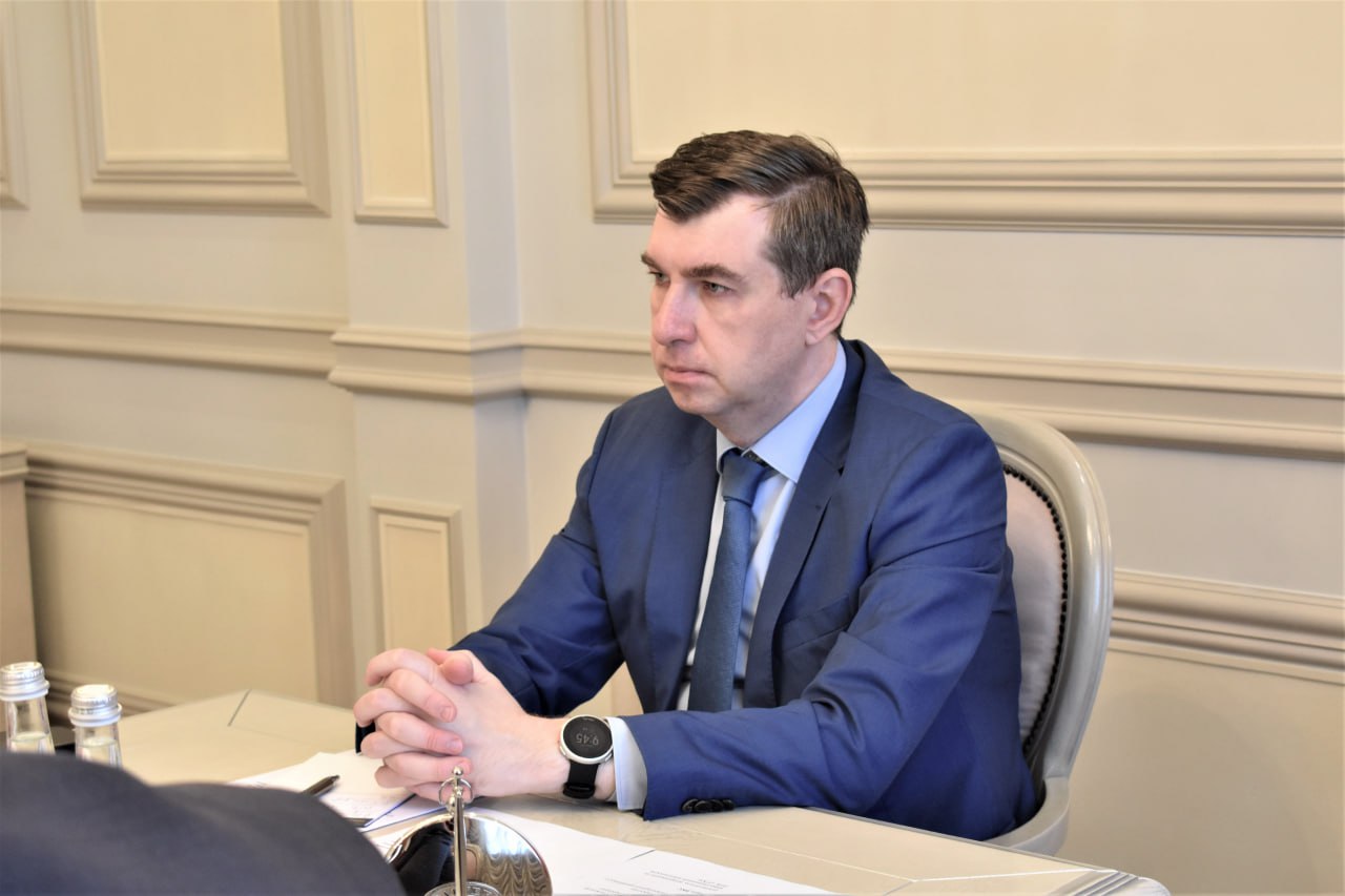 Вопросы реализации инвестиционного проекта компании «Экологическая инициатива» по переработке изношенных шин и резинотехнических изделий в особой экономической зоне «Центр» обсудили на состоявшемся   6 августа совещании в региональном Правительстве. Его провел первый заместитель председателя Правительства Воронежской области Данил Кустов.    В совещании приняла участие министр экономического развития Воронежской области Людмила Запорожцева.    Проектом предусмотрена ежегодная утилизация до 15 тонн сырья  б/у шин, покрышек и резиновых камер, а также приводных ремней, конвейерных лент, резиновых ковриков и т.п.  и получение готовой продукции в виде резиновой крошки и пыли, металлолома и текстильного волокна для последующего использования в дорожном строительстве и других отраслях.    Ранее этот инвестпроект был представлен Губернатору Воронежской области Александру Гусеву и получил одобрение. Как отметил в ходе совещания Александр Сидоров, генеральный директор ООО «БелинжинирингстройИнвест»  этот белорусский инвестор является учредителем «Экологической инициативы» , в настоящее время на участке ОЭЗ уже выполнены работы по закладке монолитных фундаментов основного цеха предприятия, внутри площадки проложены сети водоснабжения и водоотведения.    По уточненным планам компания-резидент ОЭЗ «Центр» планирует инвестировать в свой проект около 900 млн рублей. На новом производстве будет создано 65 рабочих мест.    В ходе совещания Данил Кустов обратил внимание на важность актуализации бизнес-плана проекта «Экологической инициативы», в том числе проработку схемы организации сбора сырья и реализации готовой продукции. #инвестпроект                Наши сообщества:  ВК,  ОК