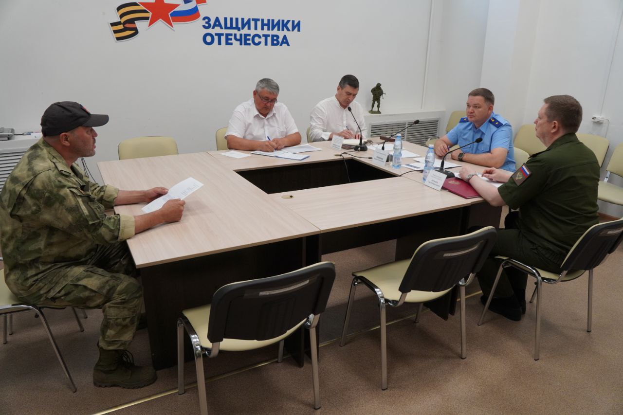 1  2  3   Прокурор Ульяновской области провел прием граждан в региональном филиале Государственного фонда поддержки участников специальной военной операции «Защитники Отечества»    Сегодня, 4 августа 2025 года, прокурор Ульяновской области Андрей Теребунов провел, в том числе в режиме видео-конференц-связи, совместно с военным прокурором Ульяновского гарнизона Сергеем Цуцаевым личный прием граждан в региональном филиале Государственного фонда поддержки участников специальной военной операции «Защитники Отечества».    Во время общения обратившихся интересовали вопросы оказания социальной помощи участникам специальной военной операции и их родственникам, исполнения жилищного и земельного законодательства, утилизации отходов производства и потребления, обеспечения единовременной выплаты при рождении ребенка и другие.    По результатам проведенного приема прокурор области поручил руководителям соответствующих подразделений региональной прокуратуры незамедлительно провести проверки по поступившим обращениям и принять необходимые исчерпывающие меры для устранения нарушений прав граждан и закона.
