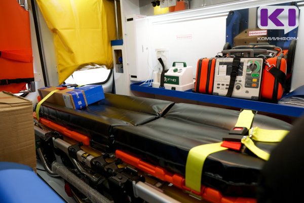 Простуда травмы пьяные в снегу отравление алкоголем на какие вызовы в новогоднее дежурство выезжала скорая помощь в Коми В новогоднюю ночь на территории Республики Коми в скорую помощь поступило 1225 звонков Об этом Комиинформу рассказали в Территориальном центре медицины катастроф Более половина вызовов 628 скорая помощь приняла из Сыктывкара В Ухте медицинская помощь потребовалась 139 раз Особенность этого года заключается в том что 2 3 вызовов поступило днем в ночь на 1 января за медицинской помощью граждане обратились 540 раз сообщили в ТЦМК   komiinform ru news 290077