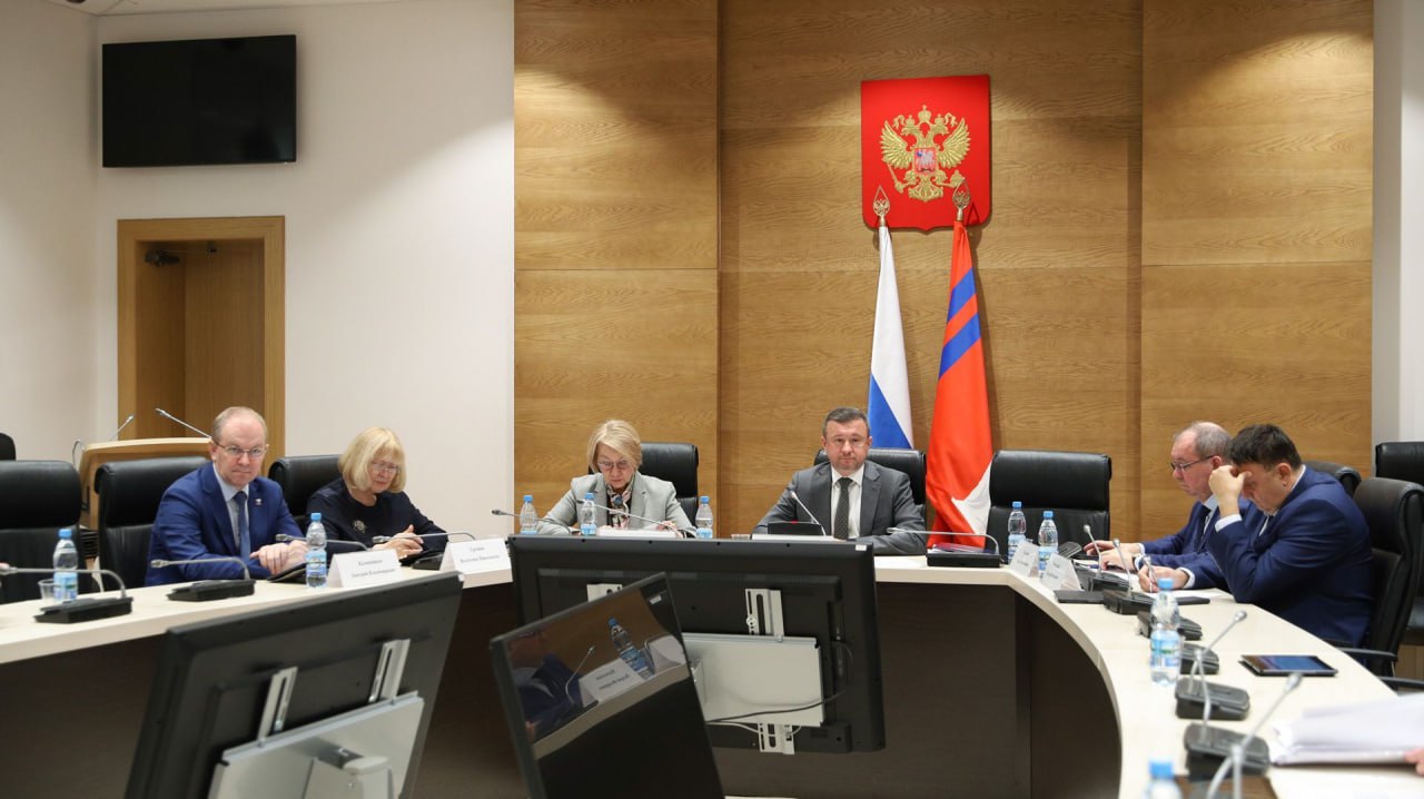 Дорожный фонд Волгоградской области намерены увеличить за счет ставок транспортного налога Вопрос о планируемой корректировке обсудили на заседании комитета Волгоградской облдумы по бюджетной финансовой и налоговой политике Решение связано с ежегодным ростом затрат на строительство содержание и ремонт автодорог дворов и проездов При этом от его уплаты по прежнему останутся освобождены Великой Отечественной войны и боевых действий участники СВО и близкие родственники погибших военнослужащих инвалиды I и II групп чернобыльцы многодетные семьи родители и опекуны детей инвалидов Подписаться Перейти на сайт