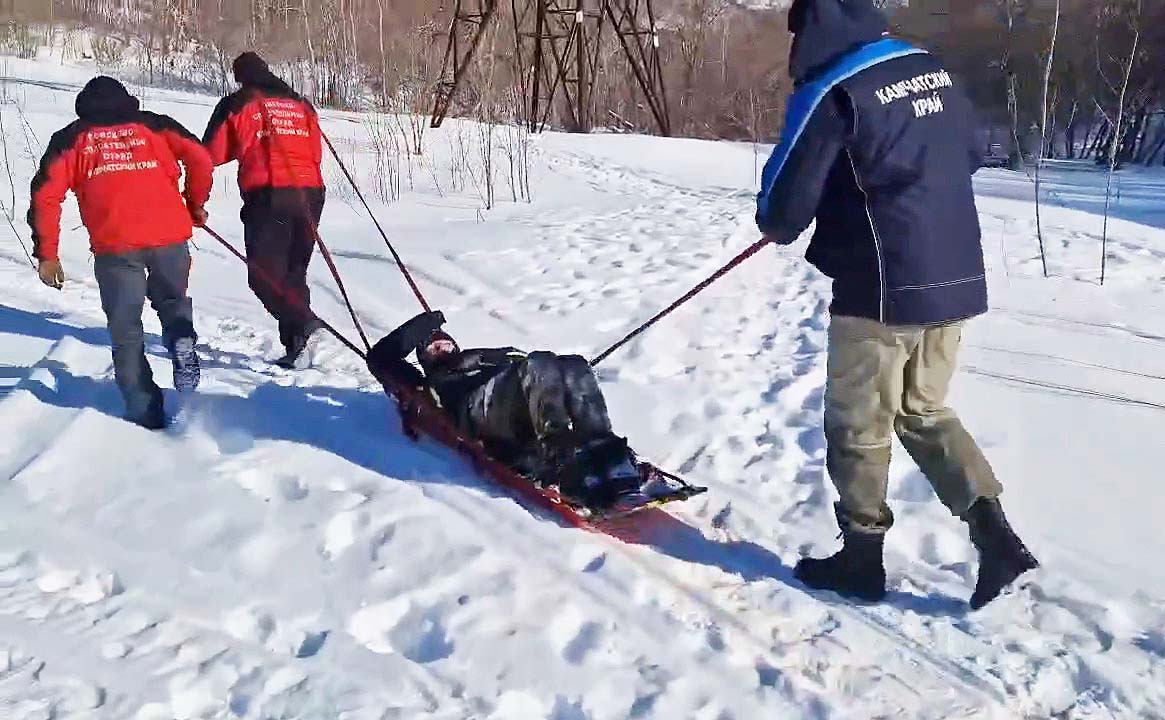 В Петропавловске помогли мужчине, который замерзал в снегу  У пострадавшего диагностировали обморожение ног  В Петропавловске-Камчатском вызывали спасателей для мужчины, который замерзал в снегу у дороги. Подробности по ссылке: