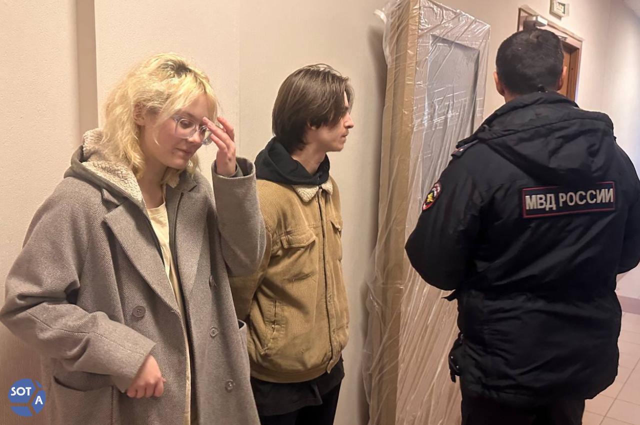 Полиция ходатайствует об очередном аресте Наоко и Саши Орлова за организацию массового мероприятия Диану Логинову и Александра Орлова доставили в отдел полиции 2 Петербурга после отбывания второго административного ареста Уличным музыкантам опять инкриминируют организацию массового пребывания граждан в общественных местах повлекшего нарушение общественного порядка пишет РБК со ссылкой на источник По данным издания материалы нового дела направят в суд с ходатайством о применении очередного административного ареста 16 октября Логиновой и Орлову уже назначали арест за несанкционированное выступление у станции метро Площадь Восстания После освобождения музыкантов задержали вновь Фото архив SOTAvision