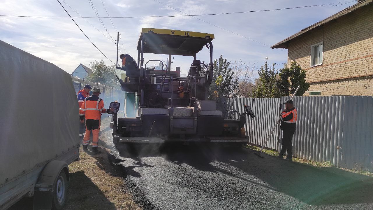 В Оренбурге планируют восстановить более 30 дорог, пострадавших от наводнения  В мэрии сообщают о 36 участках дорог. На данный момент завершён ремонт Донгузской, Озеленителей, Геннадия Донковцева и Красной.  В процессе ещё 11 отрезков - на Комсомольской, Пугачева, Пушкина и Куйбышева в селе Краснохолм, улицы Старокузнечной и 2-я Озерной в мкр Кузнечный, улица Сельскохозяйственная в мкр СМУ и другие.   До конца года рассчитывают привести в порядок более 15 км дорожного полотна.