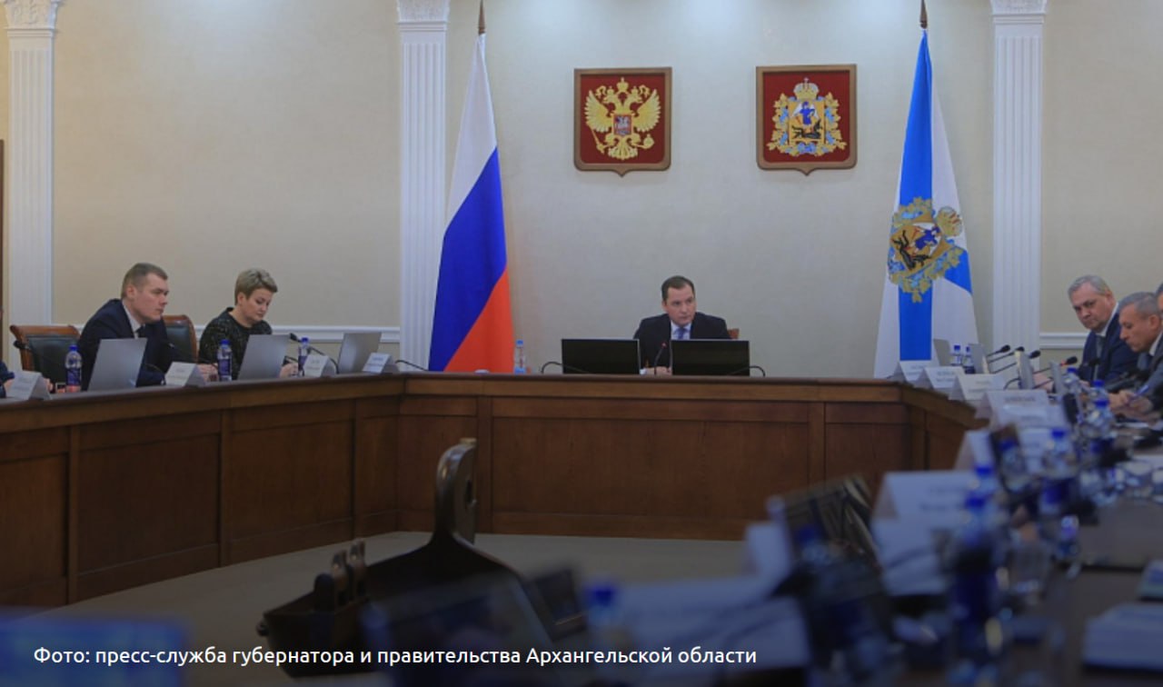 Главам округов и районов Архангельской области необходимо усилить муниципальный контроль подчеркнул губернатор Александр Цыбульский на оперативном совещании в региональном правительстве Муниципальный контроль в основном носит профилактический характер сотрудники администраций обходят закрепленные территории фиксируют нарушения и проводят разъяснительные беседы и консультации с нарушителями для устранения нарушений В 2025 году активность муниципального контроля в Архангельской области проявляется наиболее ярко в Архангельске и Северодвинске В октябре в Архангельске проведено 653 надзорных мероприятия составлено 149 актов нарушений по ним возбуждено 88 дел об административных правонарушениях Основной вид нарушений отсутствие восстановления благоустройства после земляных работ В целом за год департамент муниципального контроля Архангельска составил 480 протоколов наложил штрафов на 17 миллионов рублей Глава региона отметил что десять муниципалитетов области не проявили активности в сфере муниципального контроля включая Вельский Верхнетоемский Вилегодский и другие районы Важно чтобы главы округов и районов усилили контроль активизировали профилактическую и надзорную работу с нарушителями во благо порядка и благоустройства региональных территорий Законодательство Архангельской области предусматривает что муниципальные учреждения могут осуществлять контрольные мероприятия в сфере благоустройства имея полномочия составлять акты и выдавать предписания Такое усиление контроля способствует поддержанию порядка и улучшению качества жизни жителей региона