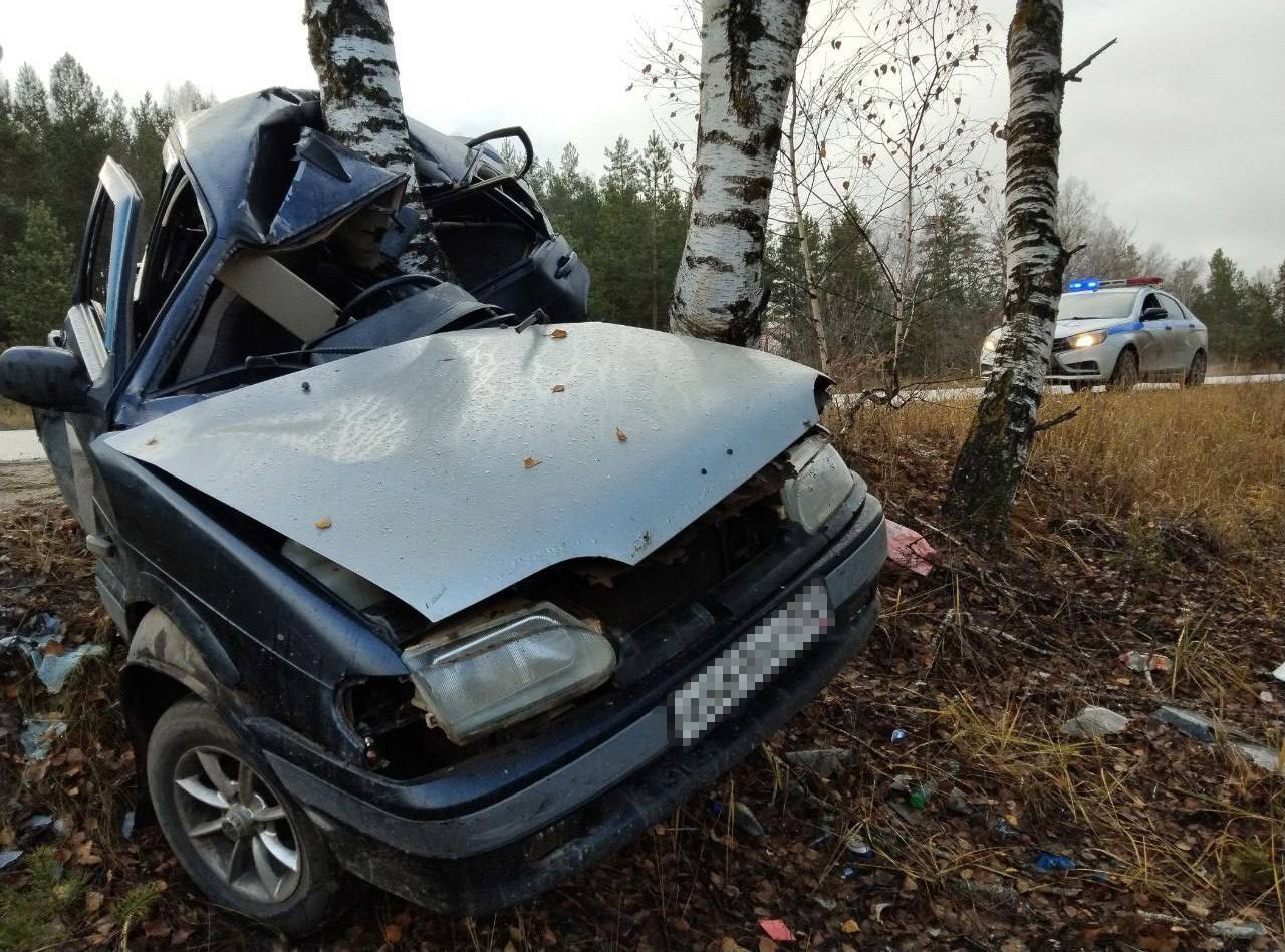 Жуткое ДТП под Дзержинском — там водитель «ВАЗа» намотался на дерево  На Игумновском шоссе водитель «Лады» потерял управление и вылетел с дороги в кювет, после чего столкнулся с деревом.  Пострадал 25-летний мужчина-водитель получил травмы различной степени тяжести. Его доставили в больницу.  Подписаться