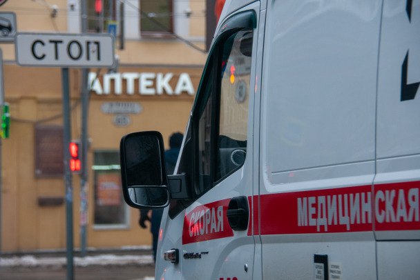 Двое школьников на мотоцикле улетели в кювет под Тосно Около семи вечера 13 мая в полицию поступил сигнал о госпитализации 17-летнего мальчика и 13-летней девочки из поселка Войскорово. По предварительным данным, школьники катались на мотоцикле и на скорости вылетели в кювет. У молодого человека диагностировали повреждение позвоночника и другие травмы, в тяжелом состоянии его поместили в реанимацию. Девочку госпитализировали с травмами головы. Svetlana Vozmilova/Global Look Press