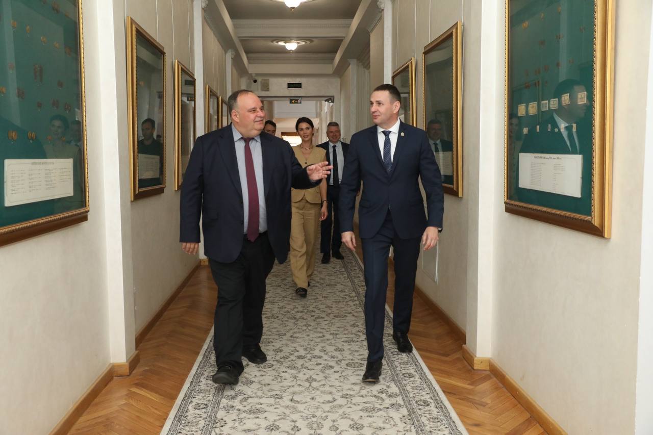 В Хабаровске будет создан филиал Финансового университета при правительстве РФ. Соглашение о его создании подписали губернатор Дмитрий Демешин и ректор вуза Станислав Прокофьев. Учебное заведение входит в десятку лучших в России и станет образовательным партнёром межвузовского кампуса в краевом центре. Глава региона в своём телеграм-канале рассказал, что в филиале смогут обучаться 1,5–2 тысячи студентов очно. Там будут доступны все уровни образования: среднее профессиональное, высшее, а также программы дополнительного и профессионального обучения. Особое внимание в программах подготовки специалистов будет уделено сферам финансов и международной экономики. «У Финансового университета есть опыт успешного сотрудничества с государствами АТР — что актуально в условиях заданного нашим президентом разворота экономики России на Восток», — сообщил Дмитрий Демешин.