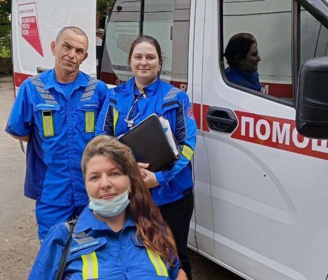 В Зеленом городе бригаде скорой помощи пришлось принимать роды на дому Все случилось в Зелёном городе рано утром 19 августа В 6 30 утра медики примчались на вызов по поводу начинающихся родов сообщает главный редактор ИА Стационар пресс Алексей Никонов Врач Анастасия Московенкова и фельдшер Марина Новожилова оценили обстановку и приняли решение принимать роды дома Справились блестяще уже в 7 15 родился мальчик всю необходимую помощь маме и ребенку медики оказали дома уже в стабильном состоянии их доставили в родильный дом 7 Бокал прессека Прислать новость gtrk nn