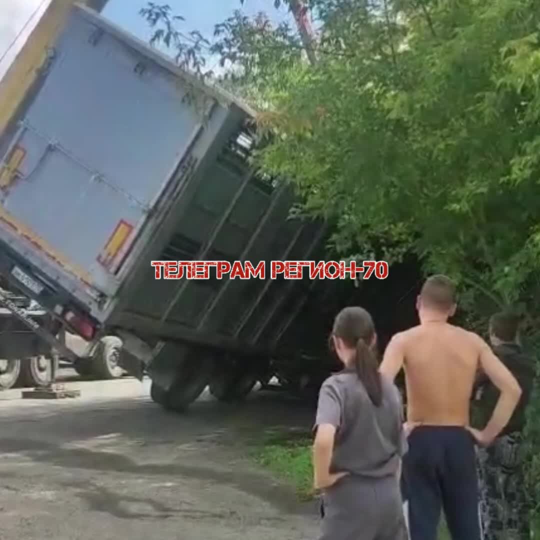 Два ДТП с участием грузовиков и тракторов: без пострадавших в Томске и с травмами в Волжском районе