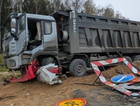 Самосвал сбил пешехода в Боровском районе 22 октября в 7 04 произошло ДТП на 94 км автодороги М 3 В Боровском районе водитель самосвала Shacman совершил наезд на пешехода В результате аварии есть пострадавший сообщили в ГУ МЧС России по Калужской области http gtrk kaluga ru news proisshestviya news 58406