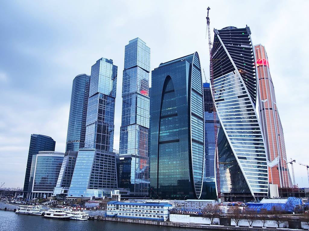 В Москва Сити уже три недели проходят проверки силовики изымают оборудование и наличные у криптообменников сообщает База Причиной стал незаконный вывод средств в Дубай к которому могут быть причастны высокопоставленные лица В центре внимания правоохранителей обменники Rapira и Mosca