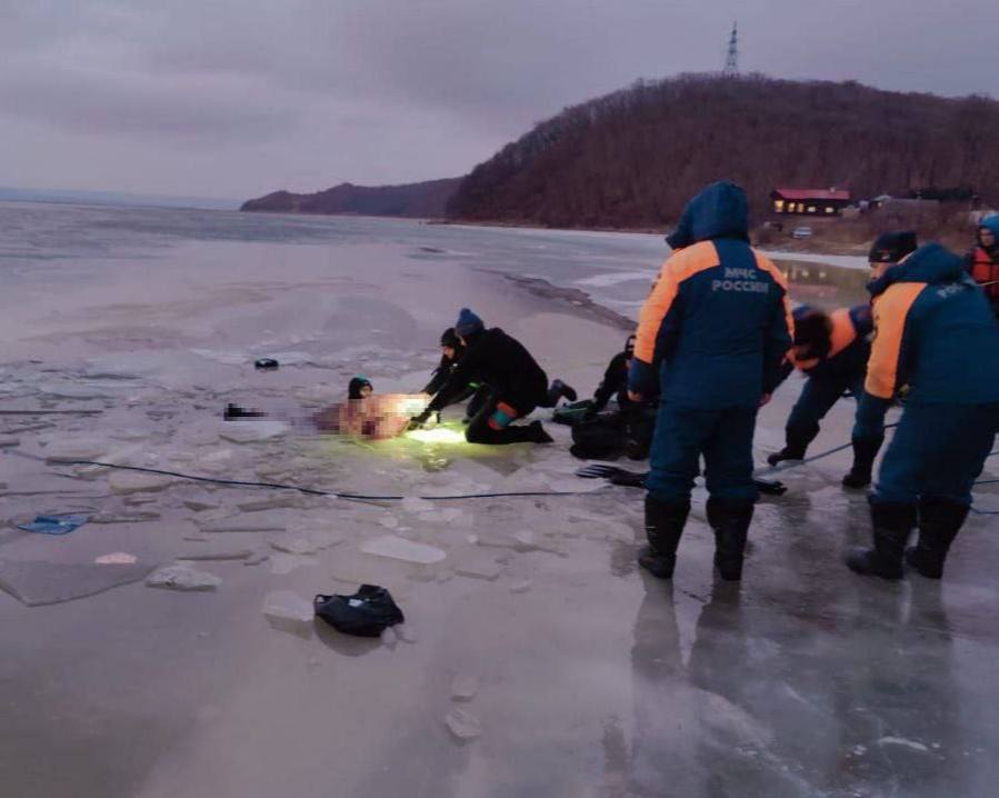 Это не ИИ погибли люди МЧС подтвердило трагедию с автомобилем в Приморье Пресс служба ГУ МЧС России по Приморскому краю прокомментировала историю с затонувшим автомобилем вокруг которой ранее разгорелись споры в приморских пабликах В ведомстве подтвердили что трагедия действительно была однако произошла ещё 30 декабря 2024 года Тогда в устье реки Раздольная легковой автомобиль провалился под лёд погибли мужчина и женщина супруги Машину обнаружили на глубине около четырёх метров при этом толщина льда составляла всего около пяти сантиметров что как подчёркивают спасатели критически недостаточно даже для пешего перехода Тела погибших водолазы МЧС извлекли в день происшествия при содействии волонтёров При этом в МЧС уточнили что подъём затонувших автомобилей не входит в их полномочия и кто именно извлёк машину из воды спустя год ведомству неизвестно Предположительно эти работы могли выполнять частные организации Подписаться прислать новость