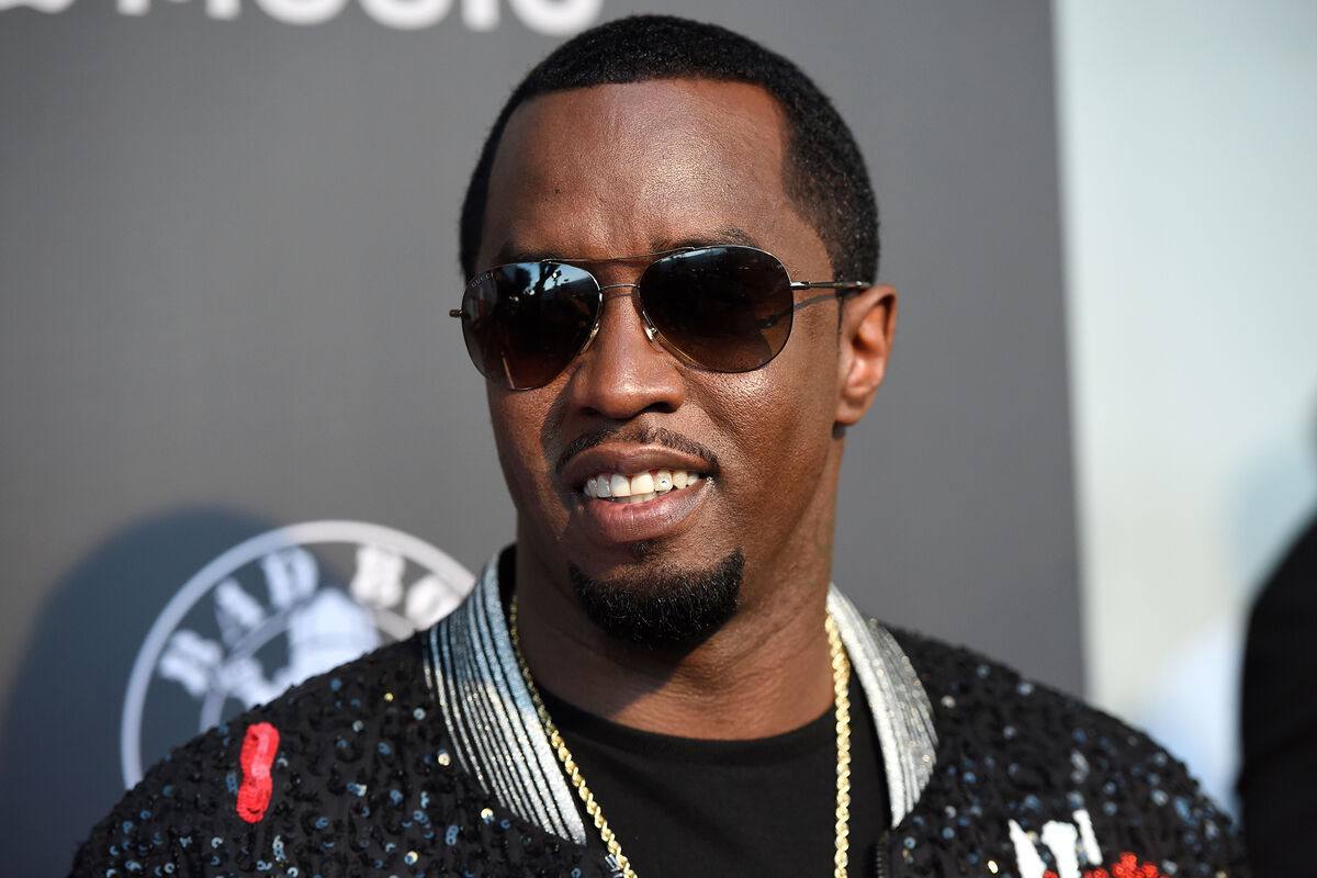 Прокуроры обвинили P. Diddy в попытках помешать судебному расследованию. Они утверждают, что Шон Комбс использовал телефоны как минимум восьми других заключенных, чтобы связаться с потенциальными свидетелями и своими сообщниками.   «Обвиняемый продемонстрировал сверхъестественную способность заставлять других выполнять его просьбы. Как сотрудников и членов семьи, так и заключенных Metropolitan Detention Center [тюрьма, где содержится P. Diddy]», — отметили прокуроры. Их заявление поступило за неделю до очередного слушания, на котором будет решаться вопрос об освобождении Комбса под залог.   При этом адресаты звонков не были идентифицированы как свидетели дела. Однако прокуроры настаивают, что они свидетельствуют о пренебрежении P. Diddy правилами тюрьмы.   Подробнее о том, в чем обвиняют Шона Комбса, мы писали в этом материале.