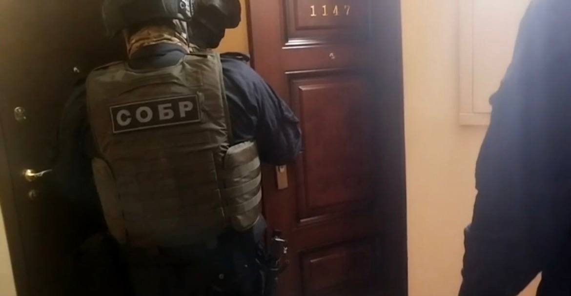 ФСБ и полиция раскрыли схему постановки мигрантов на учёт в Петербурге Трое фигурантов дела получили около 250 тыс рублей за постановку на учёт 15 человек Полицией Северной столицы совместно с УФСБ России по Петербургу и Ленинградской области выявлен факт незаконной миграции на территории Центрального района города По оперативным данным злоумышленники подыскивали незарегистрированных приезжих из Центральной Азии и вносили заведомо ложные сведения об их фактическом нахождении После этого документы передавались в регистрирующие органы для их незаконной постановки на миграционный учёт Установлено что преступным путём на миграционный учёт было поставлено более 15 иностранных граждан от которых фигуранты получили в качестве вознаграждения около 250 тыс рублей передаёт пресс служба МВД Всего по итогам 2025 года в Петербурге и Ленобласти было выявлено 3 5 тыс фактов незаконной постановки мигрантов на учёт Также за год из региона выдворили более 14 тыс нелегальных мигрантов Пресс служба ГУ МВД по Петербургу Подписаться на ДП в Telegram MAX