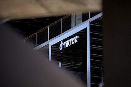 В администрации Трампа раскрыли возможную роль Такера Карлсона  Администрация США рассматривает журналиста Такера Карлсона в качестве возможного инвестора в соцсеть TikTok. Об этом сообщает издание Financial Times  FT  со ссылкой на источники. Издание отмечает, что Белый дом внес Такера Карлсона в свой список потенциальных инвесторов в TikTok, когда торопился найти покупателей приложения. «За него ратовал Джей Ди Вэнс, которого президент Дональд Трамп выбрал курировать сделку по TikTok», — отмечается в публикации. При этом сам Карлсон в комментарии изданию ранее заявил, что не в курсе ситуации. TikTok перестал работать в США 19 января в связи с ранее принятым в стране законом. Документ обязывал китайскую компанию ByteDance продать платформу американским собственникам во избежание блокировки в США. В тот же день соцсеть частично возобновила работу в стране.