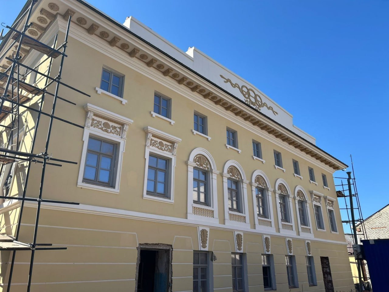 Комиссия под руководством Рустама Минниханова одобрила несколько проектов в исторической части Казани Среди них реконструкция двора на улице Баумана под общепит торговый объект на улице Первого Мая воссоздание флигелей Дома Пискунова 1841 года на улице Рахматуллина и благоустройство спуска вдоль парка имени Горького до улицы Подлужная   entermedia io news rustam minnihanov odobril proekty gostinits zhilya i blagoustrojstva v istoricheskih rajonah