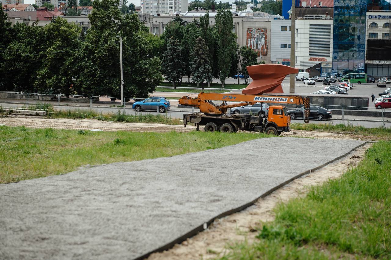 С четверга амфитеатр на полгоре начнут уже украшать декоративными растениями, а откроется он чуть меньше, чем через месяц - к середине июля, чтобы куряне успели оценить благоустройство ещё этим летом. О сроках сообщил Александр Хинштейн, подчеркивая, что все конструкции здесь не будут капитальными, что является очевидным ответом на призывы не разрушать культурный слой перед возможными археологическими раскопками. А пока их нет, на пустыре проложат дорожки, покрытые щепой. Из быстровозводимых конструкций смонтируют амфитеатр с экраном, зоны для коворкингов, выставок предпринимателей или ремесленников , занятий спортом, фуд-корты. Для того, чтобы новое общественное пространство не проставило в непогоду и в межсезонье, поставят шатры и навесы. Также на полугоре будет организована бесплатная зона WI-FI, кроме этого приведут в порядок фасады зданий на прилегающих улицах и ступени на спуске по улице Дзержинского. Когда выборы - маленькое тысячелетие. ПОДПИСАТЬСЯ ПРЕДЛОЖИТЬ НОВОСТЬ