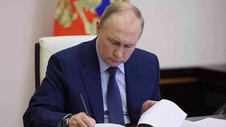 Путин подписал закон о страховой защите средств на ИИС-III  Президент подписал закон о запуске с 1 января 2026 г. механизма страхования средств, внесенных на ИИС-III.  В случае банкротства участника системы страхования  брокера, управляющего или управляющей компании , инвестор вправе получить компенсацию утраченных средств до 1,4 млн рублей.  Участие брокеров  управляющих, управляющих компаний  в системе страхования добровольное.  Выплата компенсаций будет осуществляться Фондом гарантирования индивидуальных инвестиционных счетов. Инициатива позволит повысить доверие и заинтересованность инвесторов к инструментам фондового рынка.  #Экономика