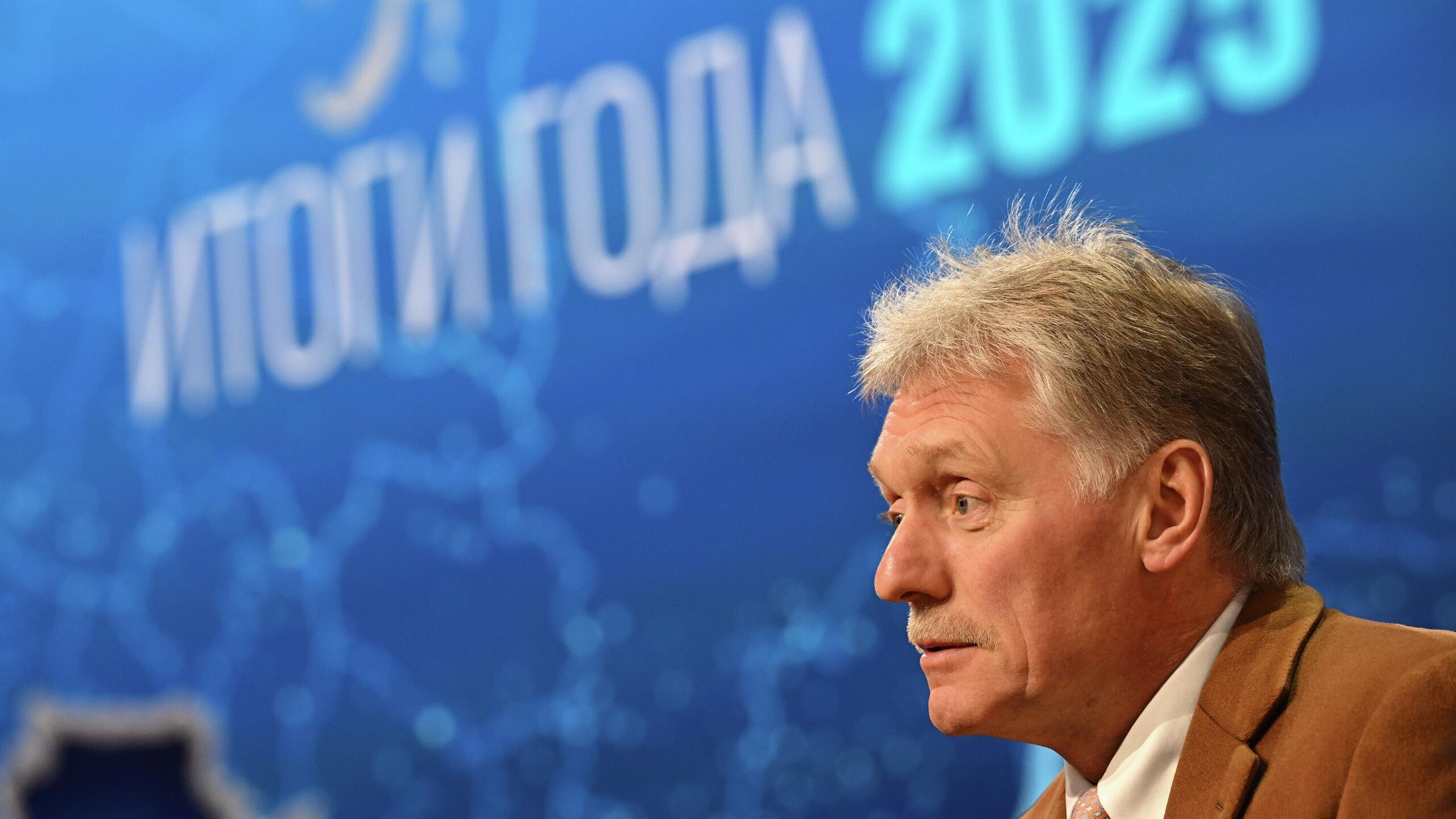 Россия задействует все правовые механизмы по привлечению к ответственности тех кто будет в ответе за возможную экспроприацию российских активов заявил пресс секретарь президента РФ Дмитрий Песков В эфире телеканала Россия 1 пресс секретарь главы государства сообщил что любые действия связанные с экспроприацией российских активов получат ответную реакцию а ответственность будут нести и те кто принимал решения коллегиально и те кто принимал решения персонально и те кто их выполнял Для этого будут задействоваться все возможные правовые механизмы сказал Песков