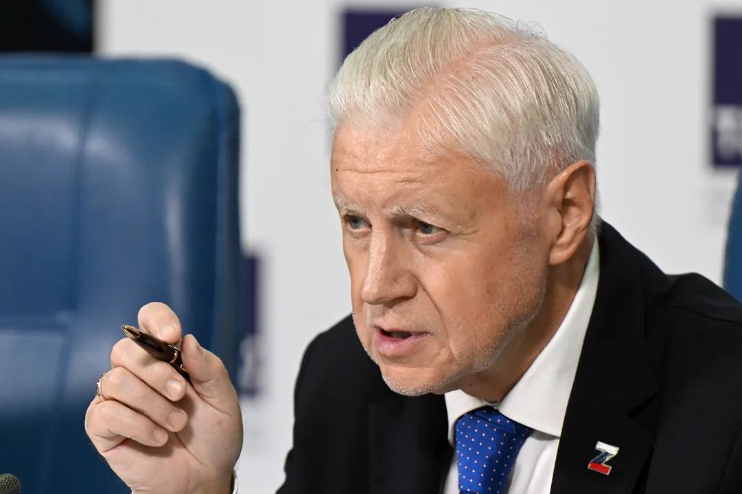 Миронов: Перед выборами россиян больше всего беспокоит рост цен  Председатель СРЗП Сергей Миронов в доказательство сослался на результаты соцопросов, проведённых партией с 10 по 24 июля в 11 субъектах, где запланированы выборы в регпарламенты.  Было опрошено 33 тыс. респондентов. Сергей Миронов отметил, что 89,2% из них согласились с тем, что тарифы на ЖКХ «явно завышены». А 84,9% поддержали предложение СРЗП заморозить уровень тарифов как минимум на год, чтобы за это время навести порядок в жилищно-коммунальном хозяйстве.  «Я не устаю повторять: 80% граждан России поддерживает нашего президента, проведение специальной военной операции. Ну давайте за это скажем им спасибо и начнём наводить порядок и в ценах, и в тарифах. Потому что дальше терпеть такой беспредел нельзя», — подчеркнул Миронов.  Выборный