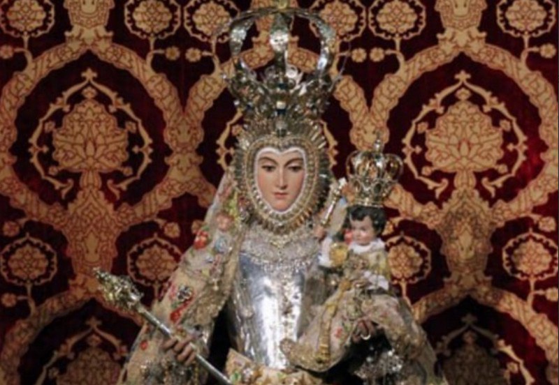 В испанской Гранаде неизвестные обокрали образ Девы Марии в церкви Санта Крус ла Реаль сняв с него 18 ювелирных украшений Украшения были пожертвованы прихожанами и имели духовную ценность Полиция изучает записи камер и отпечатки пальцев На видео зафиксированы двое мужчин которых можно опознать Представители Братства Розария отмечают что это уже не первый случай кражи в храме за последнее время их было около 20 Европе бы охранников посильнее нанять БайБайден Подписаться