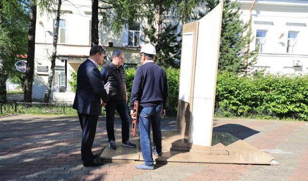Стелу с барельефом Ломоносова в Архангельске ждут ремонт и, возможно, переезд Этим летом будет проведена экспертиза состояния стелы с барельефом Ломоносова на пересечении набережной Северной Двины и улицы Попова в Архангельске. Памятный знак был установлен в 2011 году к 300-летию великого учёного на благотворительные средства. Несмотря на относительно небольшой «возраст», конструкция уже требует значительного ремонта. Сегодня вместе со специалистами по таким конструкциям стелу осмотрел глава Архангельска Дмитрий Морев.