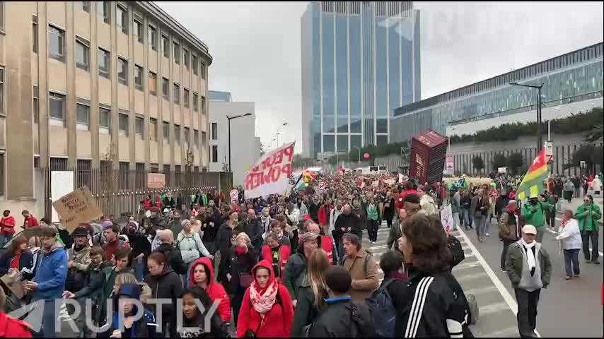 В Брюсселе более 120 000 человек протестуют против сокращения социальных выплат