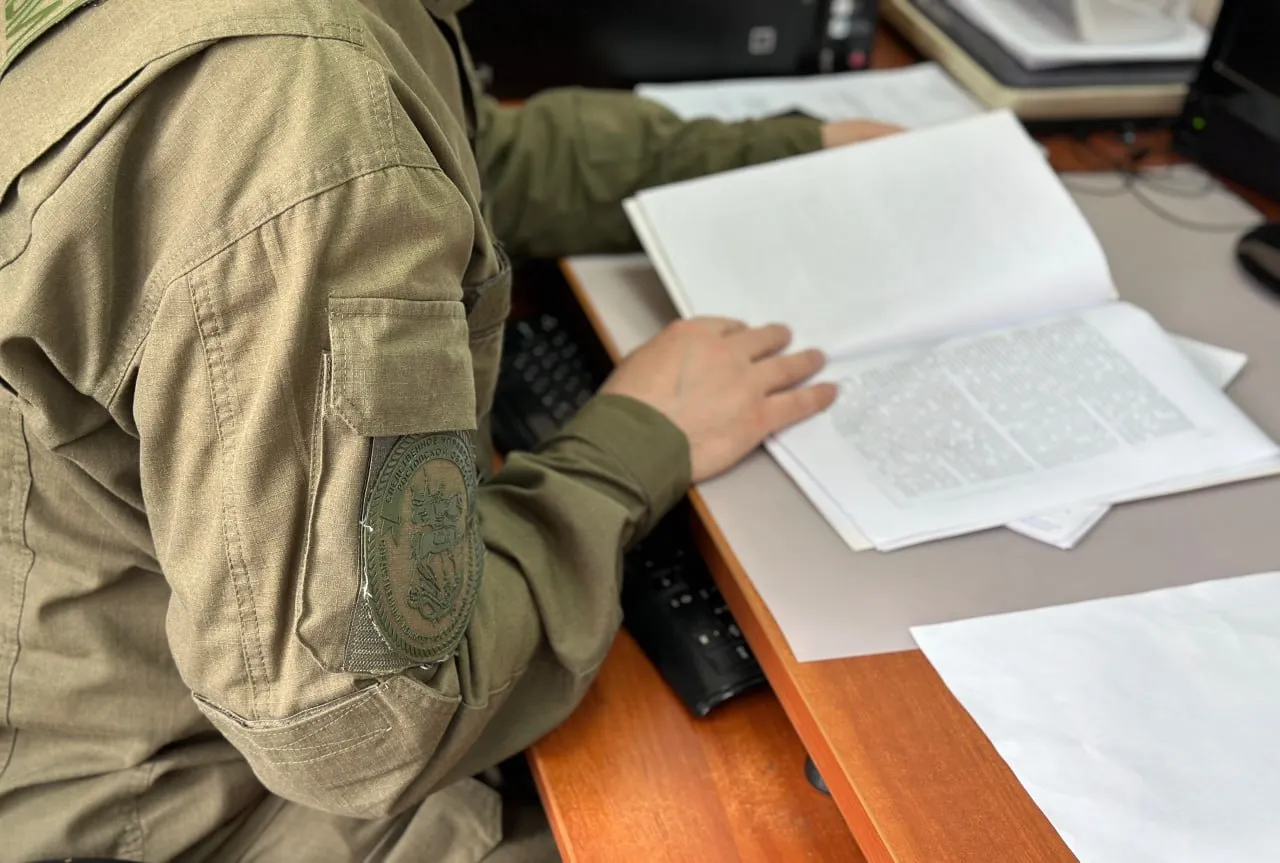 В городе Батайске возбуждено уголовное дело об участии в деятельности запрещенной организации Следственным отделом по городу Батайск следственного управления Следственного комитета Российской Федерации по Ростовской области возбуждено уголовное дело в отношении 44 летнего мужчины Он подозревается в совершении преступления предусмотренного ч 2 ст 282 2 УК РФ участие в деятельности организации в отношении которой судом принято вступившее в законную силу решение о запрете деятельности в связи с осуществлением экстремисткой деятельности за исключением организаций которые в соответствии с законодательством Российской Федерации признаны террористическими По версии следствия подозреваемый отбывая наказание в исправительном учреждении вступил в международное общественное движение деятельность которого запрещена на территории Российской Федерации В период с декабря 2023 года по апрель 2026 года он занимая привилегированное положение осуществлял управление преступной средой обеспечивал осужденных запрещенными предметами пропагандировал негативное отношение к сотрудникам учреждения организовывал сбор денежных средств и поддерживая криминальную идеологию Уголовное дело возбуждено на основании материалов предоставленных УФСБ России по Ростовской области В настоящее время по уголовному делу выполняются необходимые следственные действия направленные на установление всех обстоятельств произошедшего а также иных лиц возможно причастных к совершению преступления Подписывайтесь на Ростовский Следком в MAX